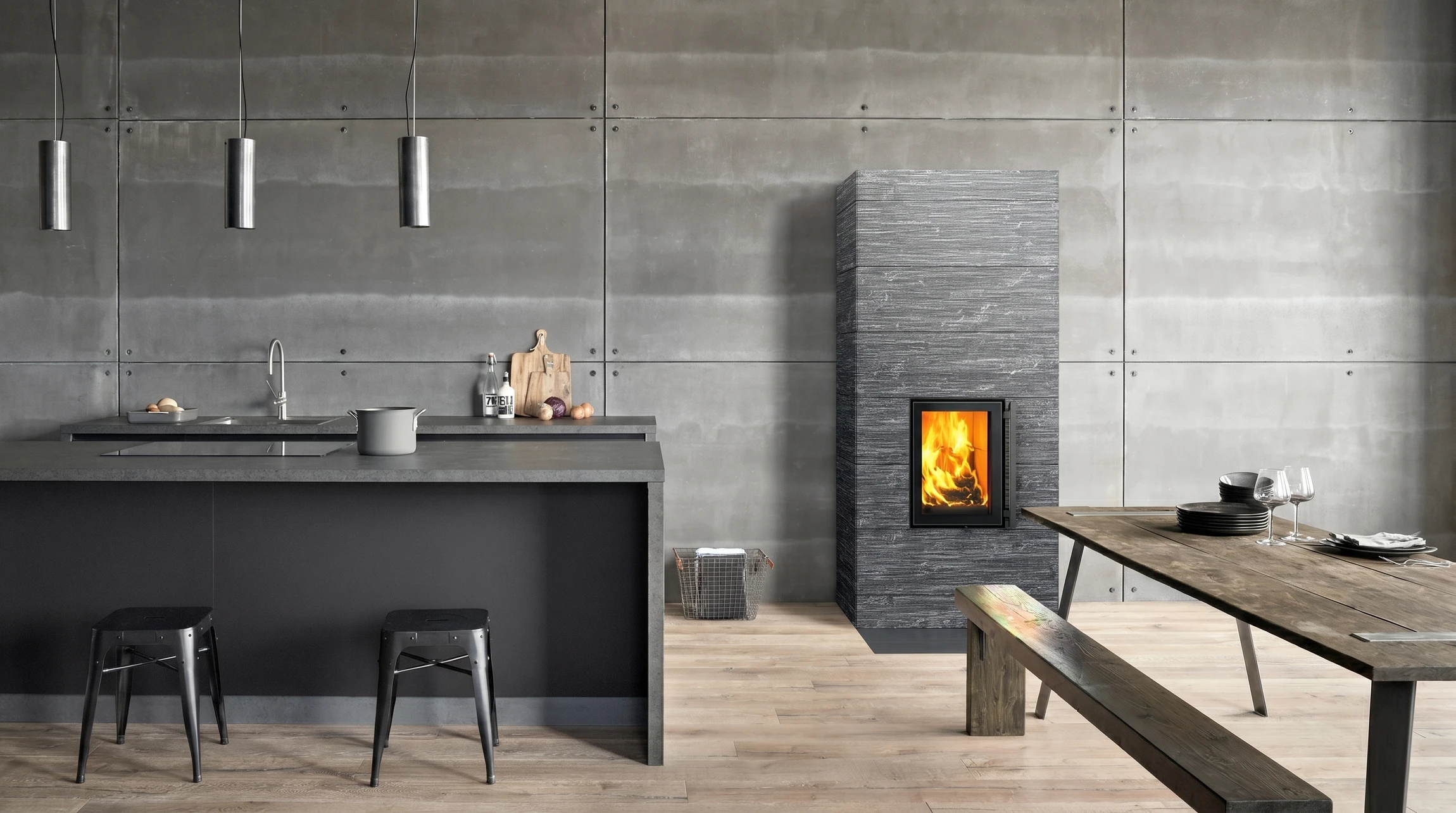 Intérieur domestique avec poêle à bois en fonctionnement, flammes visibles à travers la vitre
