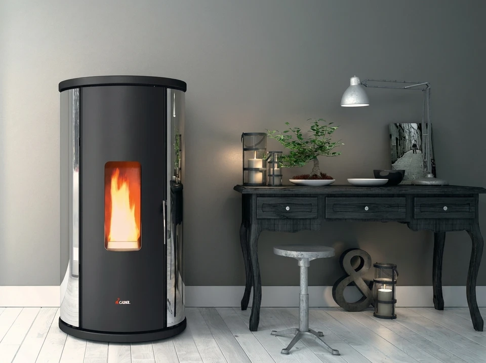 Salon moderne avec insert à bois encastré dans un habillage en pierre naturelle schisteuse gris anthracite, couvrant toute la hauteur du mur
