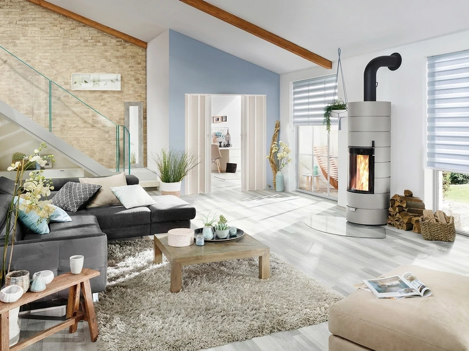Intérieur résidentiel avec poêle à granulés moderne en fonctionnement, flammes visibles dans le foyer